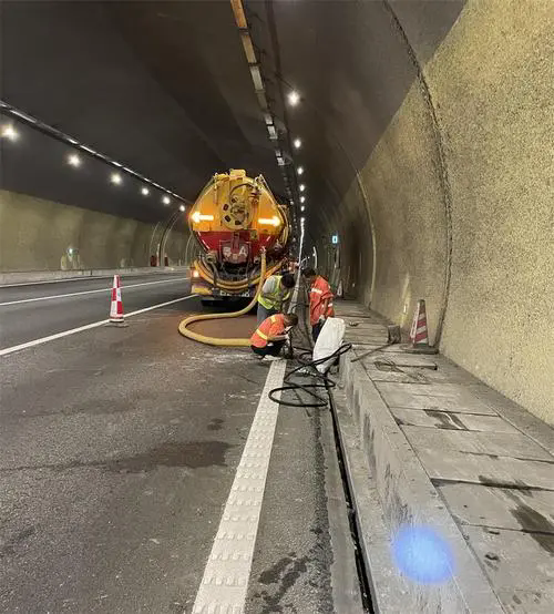 玉州隧道排水渠清淤